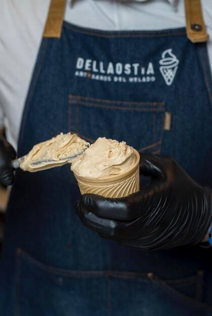 Dellaostia ofrece sabores de helados típicos argentinos de forma artesanal; la recepción de los clientes, tanto locales como extranjeros o comunidades argentinas, superó las expectativas de su fundador