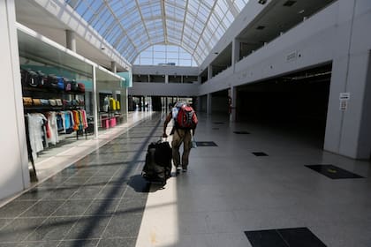 La terminal es un espacio de 37.212 metros cuadrados ubicado en la intersección de la autopista Dellepiane y la avenida Perito Moreno