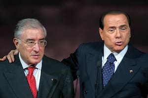 La herencia de Berlusconi queda envuelta en una causa judicial y un embargo millonario