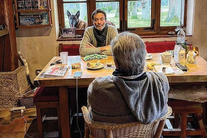Delon de espaldas, compartiendo un café con su hijo Anthony, en febrero de 2023.
