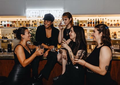 Delvis Huck (Franca restaurante), Flavia Arroyo (Casa Cavia), Luli Calichio (Tres Monos), Ani Varela (Boticario y La Favorita) y Magui Caviasso son las protagonistas del ciclo Nosotras, en el que la propuesta es hacer tragos en diferentes lugares de la ciudad, eligiendo una temática o método de elaboración diferente para cada evento.