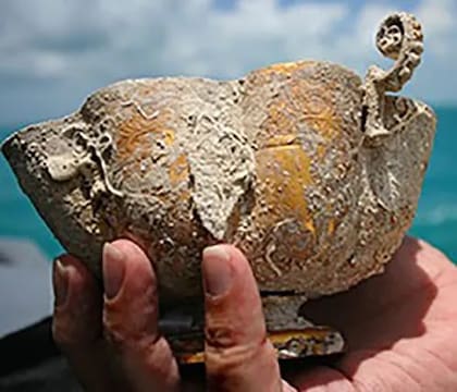DeMar encontró un cáliz de oro que pertenecía al barco español Santa Margarita, lleno de tesoros, que se hundió durante un huracán en 1622