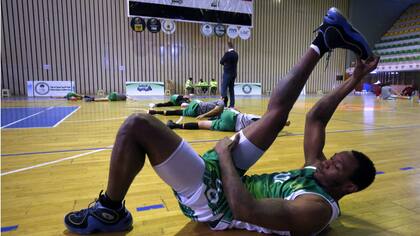 DeMario Mayfield elonga durante el entrenamiento del Baghdad Oil Club