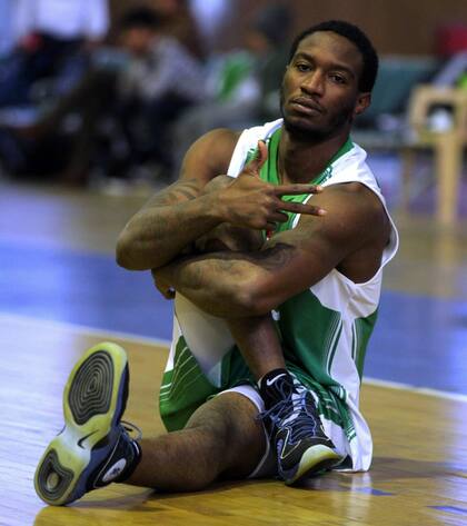 DeMario Mayfield elonga durante el entrenamiento del Baghdad Oil Club