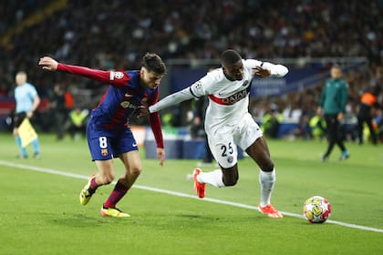 Dembelé escapa de Pedri; el ex-Barcelona marcó dos goles en la serie de los cuartos de final