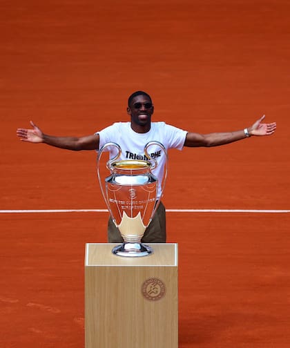 Dembelé exhibió el trofeo de la Champions en el Roland Garros