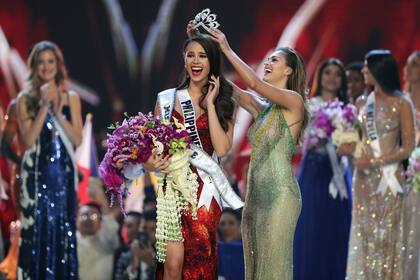 Demi-Leigh Nel-Peters, miss Sudáfrica y hasta ahora Miss Unvierso, coronó a la nueva ganadora