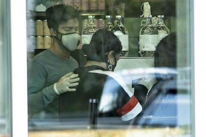 Demi Lovato en una tienda de alimentos; a la cantante se la est viendo normalmente cubierta por un enorme barbijo en el contexto del coronavirus, dado que un vecino dio positivo, lo cual motiv a la joven a mudarse con su familia