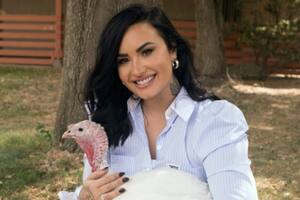 Polémica con Demi: visitó un santuario de aves y luego posó con un pavo horneado
