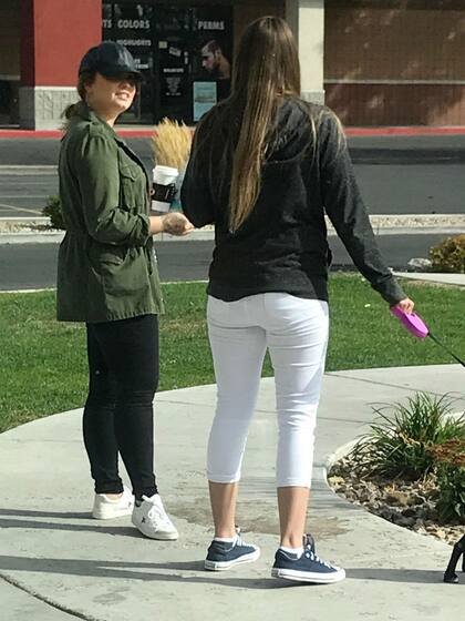 Demi Lovato superó su grave internación y se la pudo ver paseando en una de las salidas ambulatorias de rehabilitación