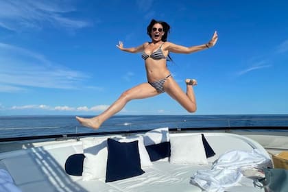 Demi Moore disfrutó de una jornada de sol a bordo de un yate en Venecia