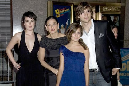 Demi Moore, en la premier de Duro de matar 4.0 junto a dos de sus hijas y Kutcher