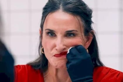 Demi Moore en una de las escenas más angustiantes de La sustancia