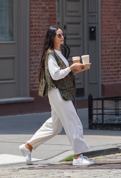 Demi Moore fue descubierta comprando café en Manhattan. La actriz se mostró súper jovial con un chaleco camuflado, un pantalón ancho blanco y zapatillas deportivas