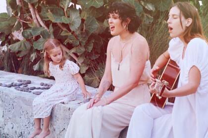 Acompañada en la guitarra por su hermana Scout, Rumer Willis cantó en la boda. Junto a ellas, Evelyn Penn (la más chica de las hijas de Bruce).