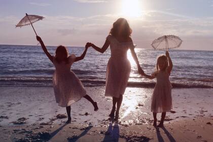 Con el atardecer como telón de fondo, Emma posa junto a Mabel Ray y Evelyn Penn, las hijas que tuvo con Bruce.