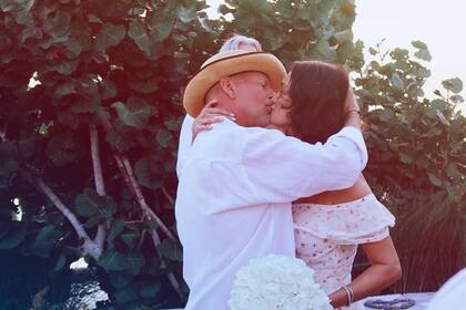 El actor y su mujer Emma sellan con un beso de película la renovación de sus votos.