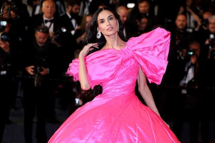Demi Moore optó por un excéntrico vestido fucsia con un moño gigante. En redes sociales, le agradeció a su estilista Brad Goreski por el asesoramiento