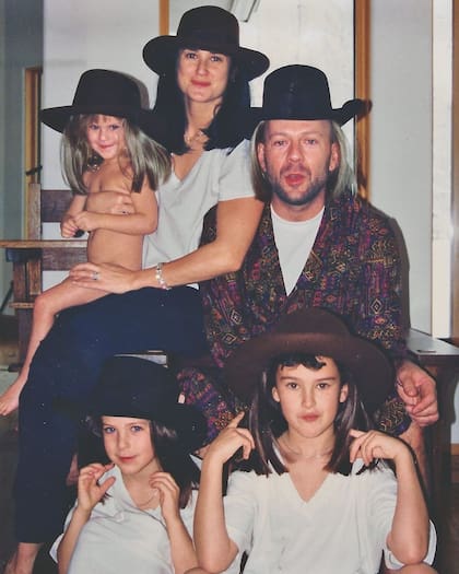 Demi Moore y Bruce Willis con sus tres hijas (Crédito: Instagram/@demimoore)