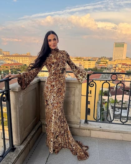 Demi Moore y un vestido que no pasó inadvertido en la Semana de la Moda en París (Foto: Instagram/@demimoore)
