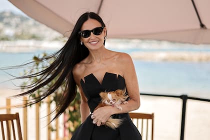 Demi y su mascota en a la avant premiere de la película The substance, en el Festival de Cannes.