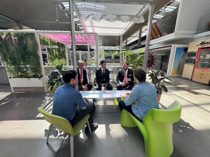 Demián Reidel, Ian Sielecki y Eduardo Boccardo en Station F, incubadora de startups, junto con emprendedores. Crédito: Embajada de Argentina en Francia.