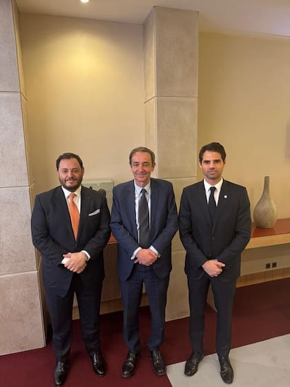 Demián Reidel, Presidente del Consejo Nuclear Argentino, junto con Bernard Fontana, director ejecutivo de Électricité de France, e Ian Sielecki, Embajador argentino en Francia. Crédito: Embajada de Argentina en Francia.