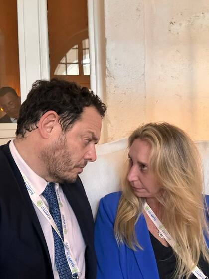 Demian Reidel y Karina Milei, en una foto que se tomaron durante la cumbre del G7