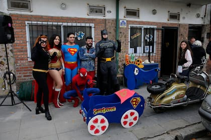 Demian Ventura el creador de SuperBatuque, en el centro, junto a los superhéroes en la puerta del museo