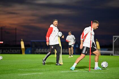 Demichelis da una indicación, durante la primera práctica de River en Orlando (Twitter @riverplate)