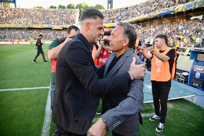 Demichelis y Miguel Russo, y un saludo antes del cotejo que River y Central jugaron en Arroyito hace algunas semanas