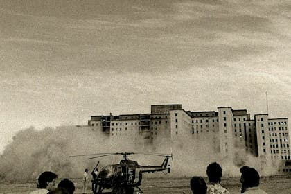 La demolición del ex albergue Warnes en marzo de 1991 fue seguido en vivo desde el lugar y por los medios de comunicación