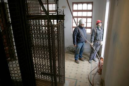 El viejo ascensor de hierro y los pisos de calcáreo