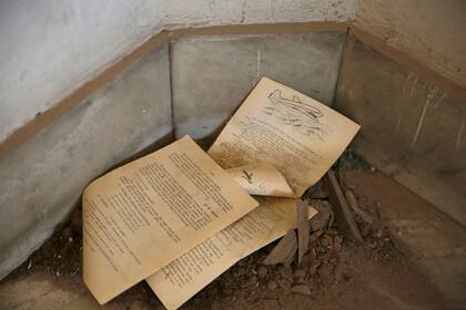 Entre los escombros aparecen objetos de los antiguos ocupantes