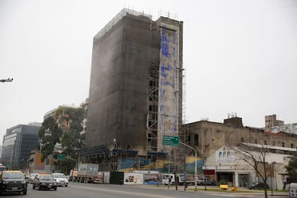 El edificio Marconetti, cubierto de andamios y media sombra