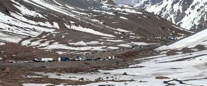 Demoras de casi siete horas para cruzar a Chile