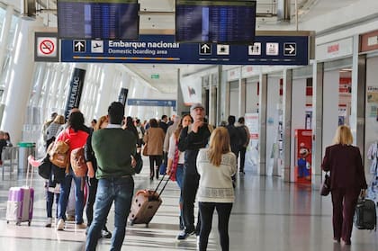 Demoras en los vuelos de Ezeiza y Aeroparque por problemas en las torres de control