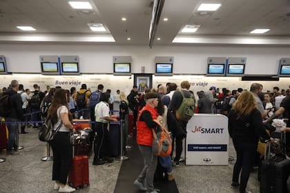Demoras y cancelaciones en aeroparque por un paro gremial de Intercargo que afecta a las empresas JetSmart y Flybondi