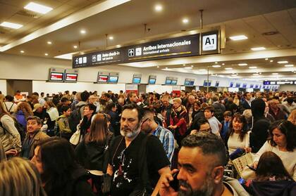 Demoras y cancelaciones en Ezeiza y Aeroparque por una medida gremial