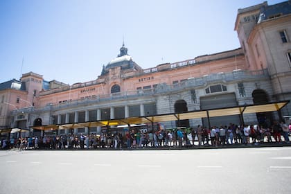 Demoras y larga espera en las paradas de colectivo en Retiro