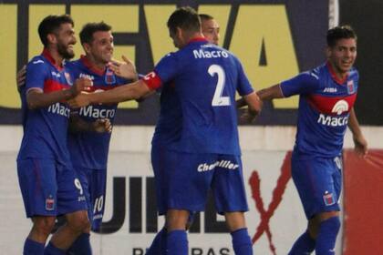 Dening marcó los tres goles de Tigre frente a Chacarita