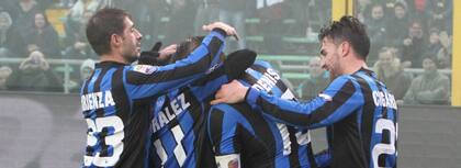 Denis celebra su gol junto a sus compañeros