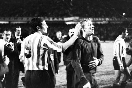 Denis Law (25 de septiembre de 1968): Balón de Oro en 1964 (ningún otro escocés lo logró), otro de los visitantes ilustres de aquel Manchester United que perdió la final Intercontinental con Estudiantes; en la foto, recibe el saludo de Conigliaro, autor del gol del triunfo Pincha en la Bombonera