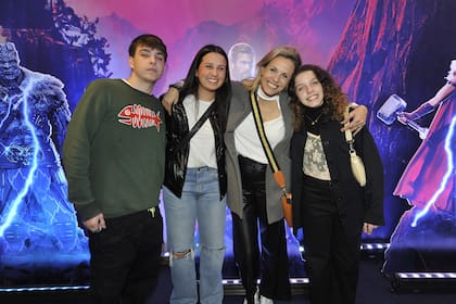 Denise Dumas junto a sus hijos Isabella, Francesa y Santino