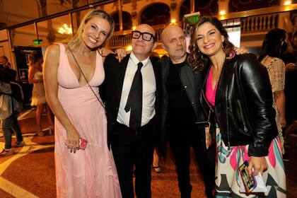 Denise Dumas y Campi, el lunes en los Premios ACE, junto a Sebastián Wainraich y Dalia Gutmann