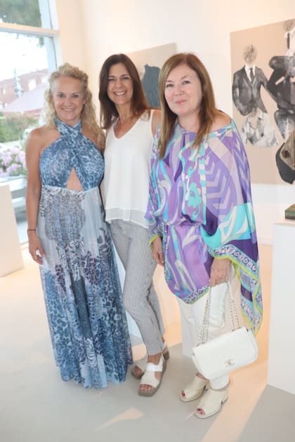 Denise en la presentación de la artista Carmela Blanco, junto a Marisa Koifman en Punta del Este 2024