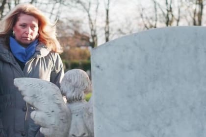 Denise Fergus visita la tumba de James en 2018