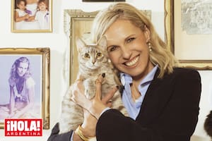 Denise posa con su gata Tana. Detrás, a la izquierda, una foto de ella de hace 20 años.