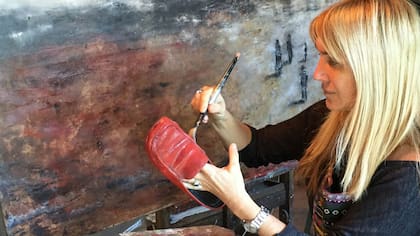 Denise Tapella pinta un par de suecos