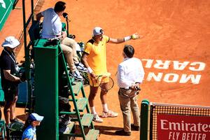 Rune, en llamas en Montecarlo: contrapunto con el público, discusiones con el umpire y un tuit irónico contra la ATP